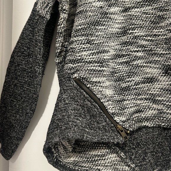 Jessica Simpson Black and White Crew Neck Sweater - Picture 2 of 5